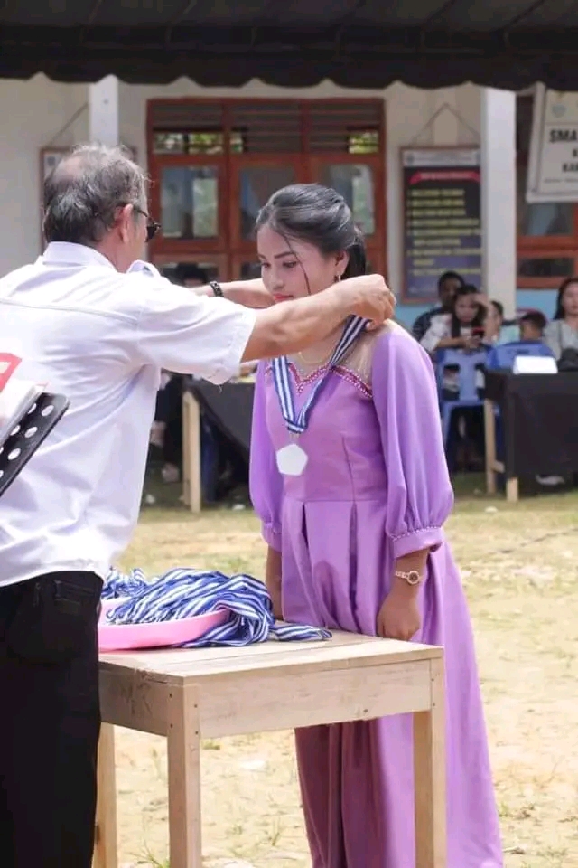 Keterangan Gambar Tiga